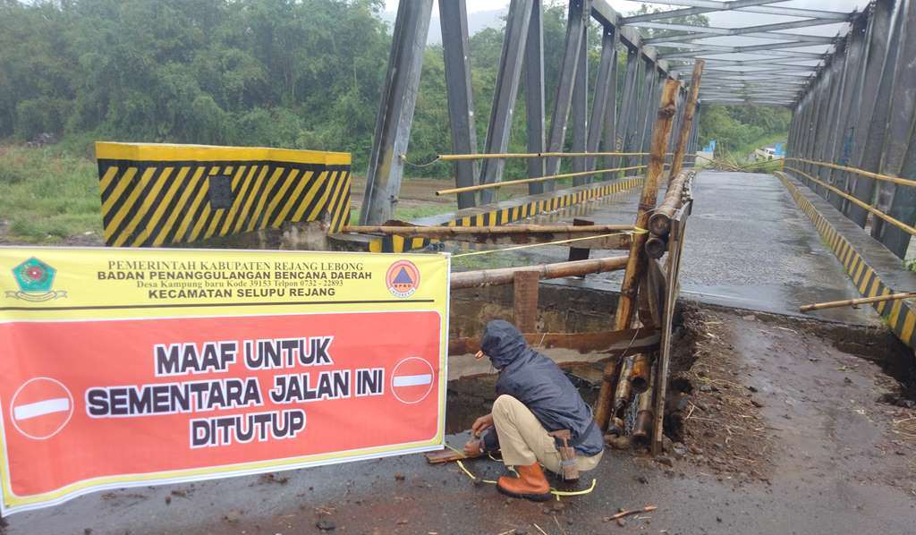 Jalan Penghubung Talang Benih dan Dusun Sawah Ditutup Sementara Akibat Jembatan Amblas