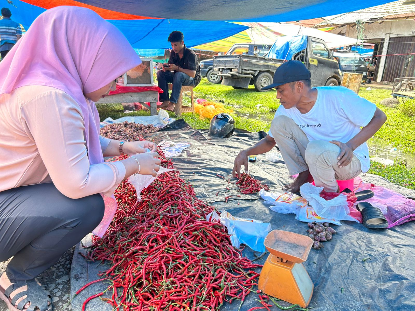 Harga Daging Ayam Ras Naik, Cabai Merah dan Bawang Merah Turun di Mukomuko