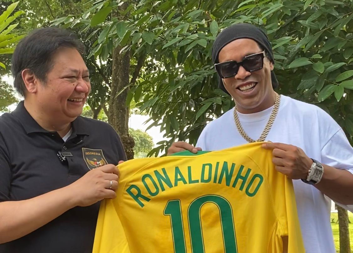 Jersey Kuning Ronaldinho untuk Menko Airlangga, Senada dengan Identitas Partai Golkar