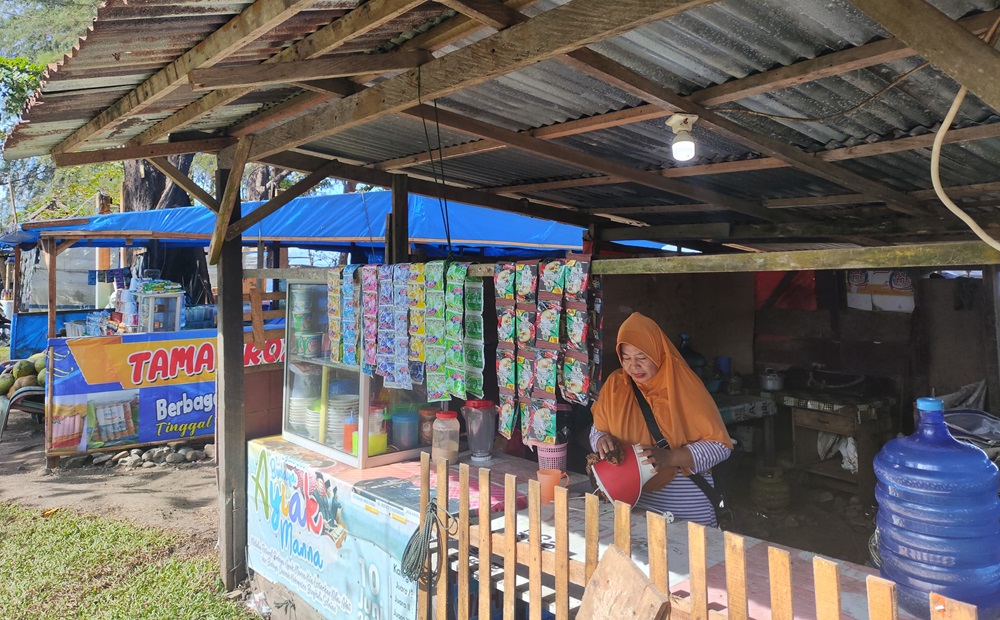 Pantai Pasar Bawah Bengkulu Selatan Jadi Magnet Wisatawan Nataru, Pedagang Bahagia, Pengunjung Puas!