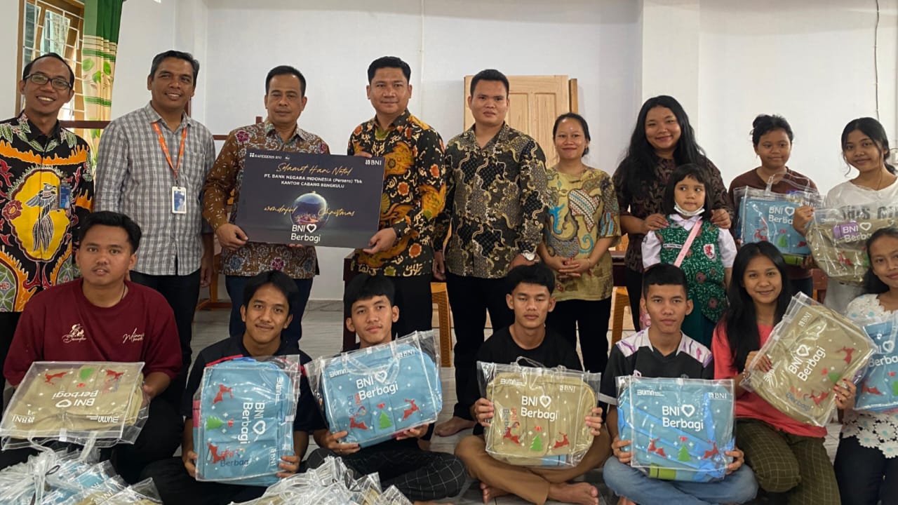 BNI Berbagi Wonderfull Christmas 2024 Salurkan bantuan Paket Pendidikan