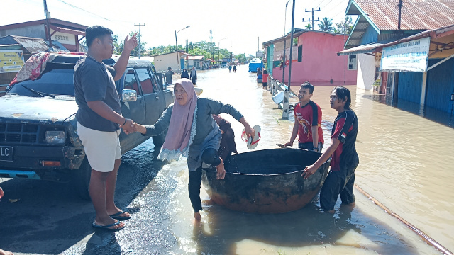 Banjir di Kota Bengkulu Meluas, Lansia dan Anak-anak Dievakuasi