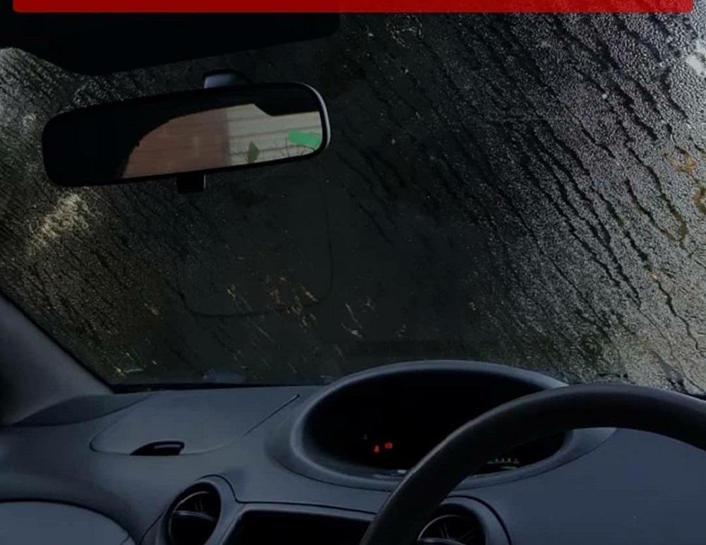 Bukan Hanya Menyalakan AC, Begini Cara Menghilangkan Embun di Kaca Mobil Saat Hujan