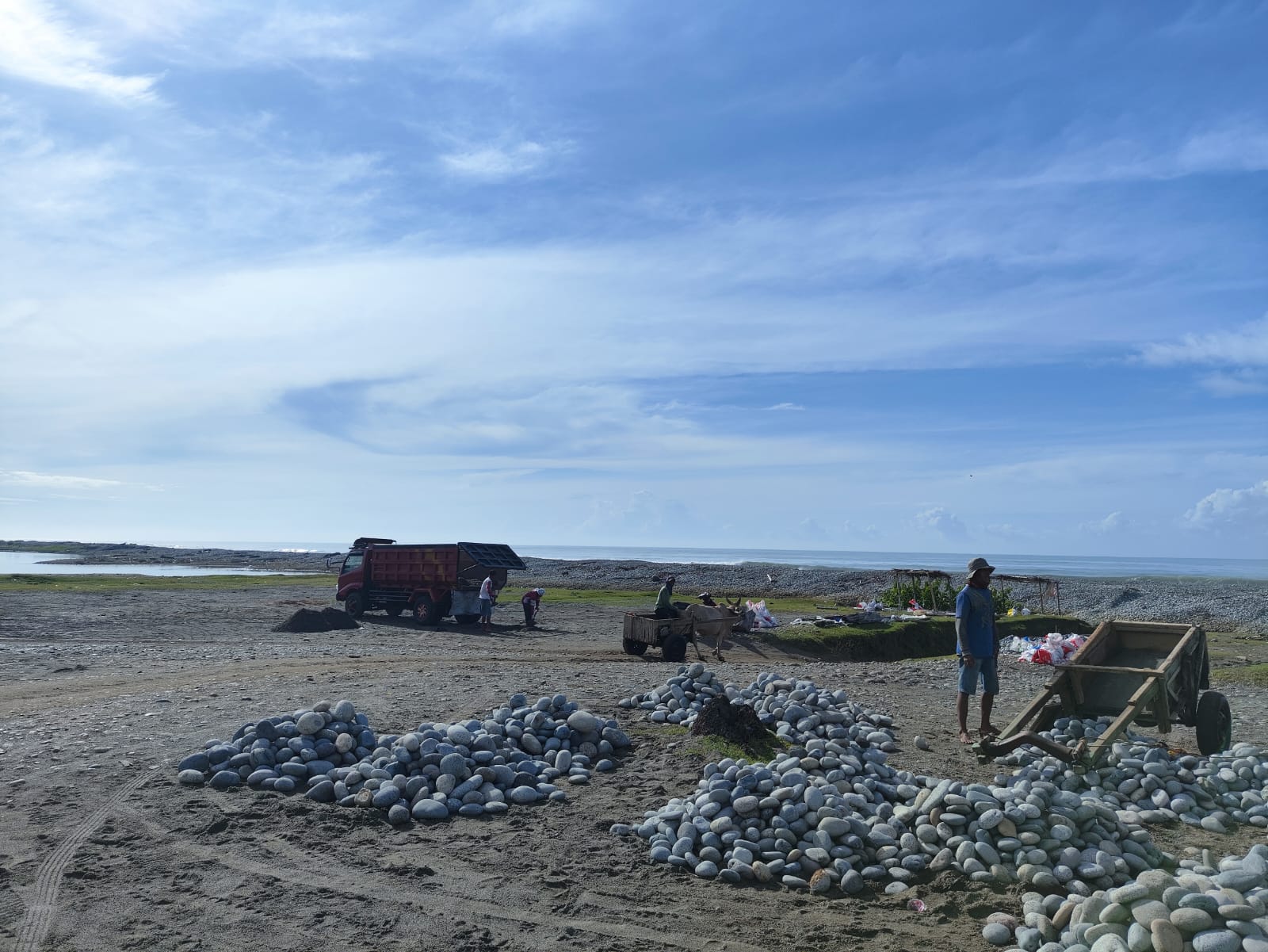 Cuaca Buruk Ancam Pendapatan Penambang Batu dan Pasir di Pantai Desa Bengkenang