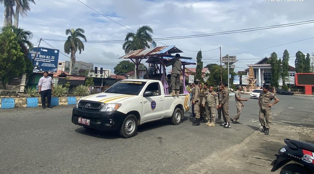 Masih Nekat Langgar Jam Jualan, PKL di Jalan Sudirman Ditertibkan Paksa