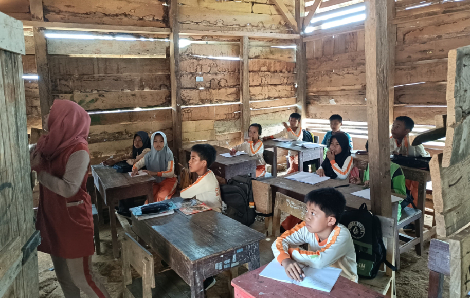 Gedung SDN 123 Kaur Memprihatinkan, Siswa Kelas 4 dan 5 Belajar di Ruang Berdinding Papan dan Atap Bocor