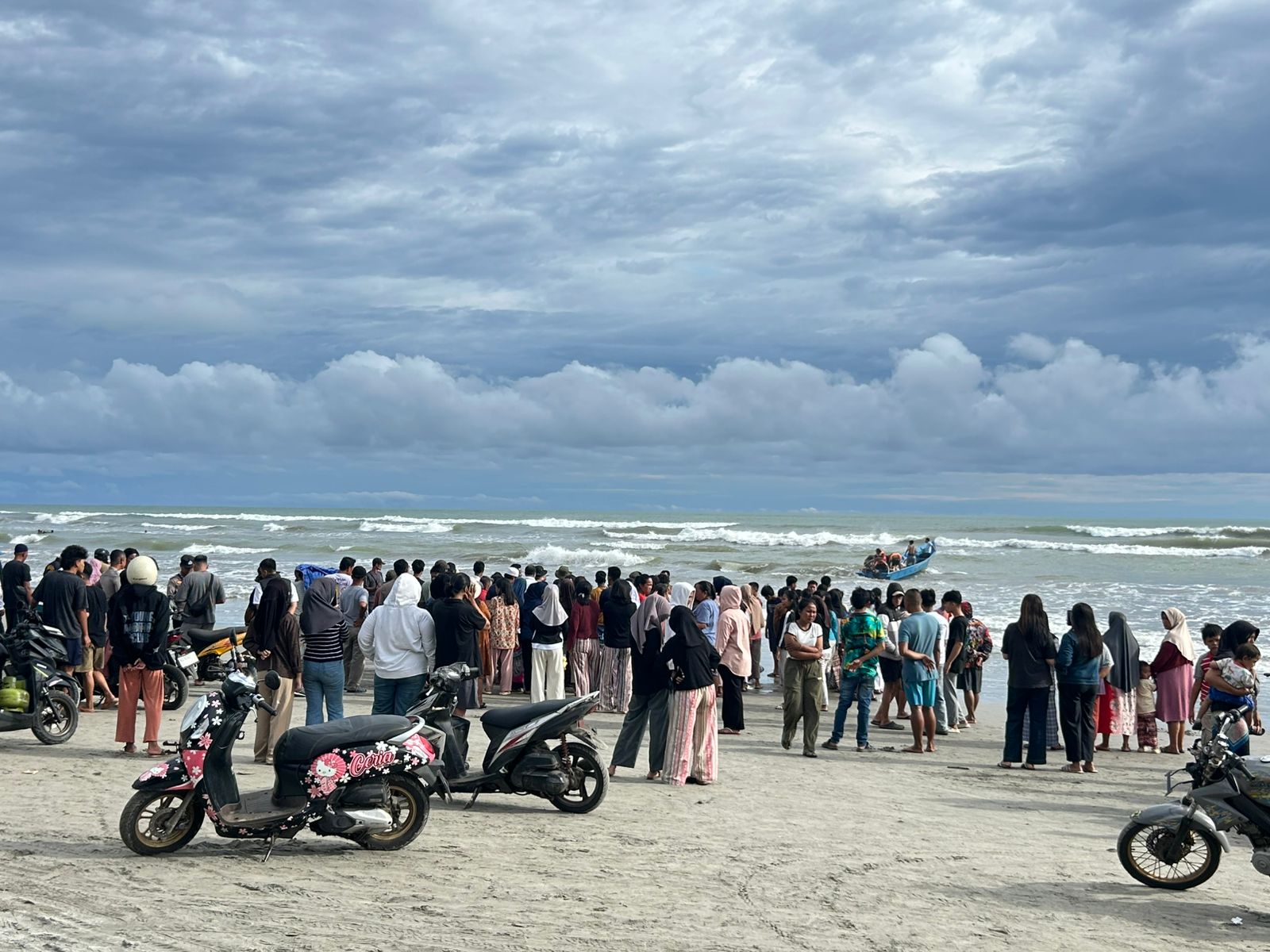 BREAKING NEWS: Mandi Sepulang Sekolah, Bocah 13 Tahun Hilang Terseret Ombak di Pantai Badri Mukomuko