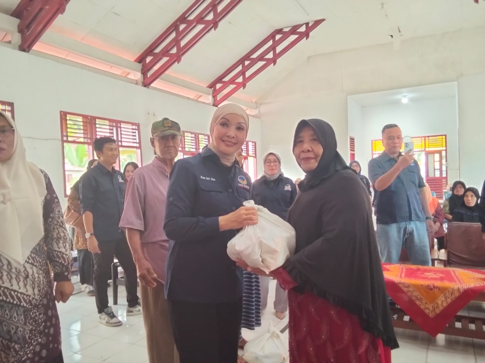 Partai NasDem Rayakan HUT ke-14 dengan Aksi Sosial, Erna Sari Dewi Bagikan 10 Ribu Paket Sembako
