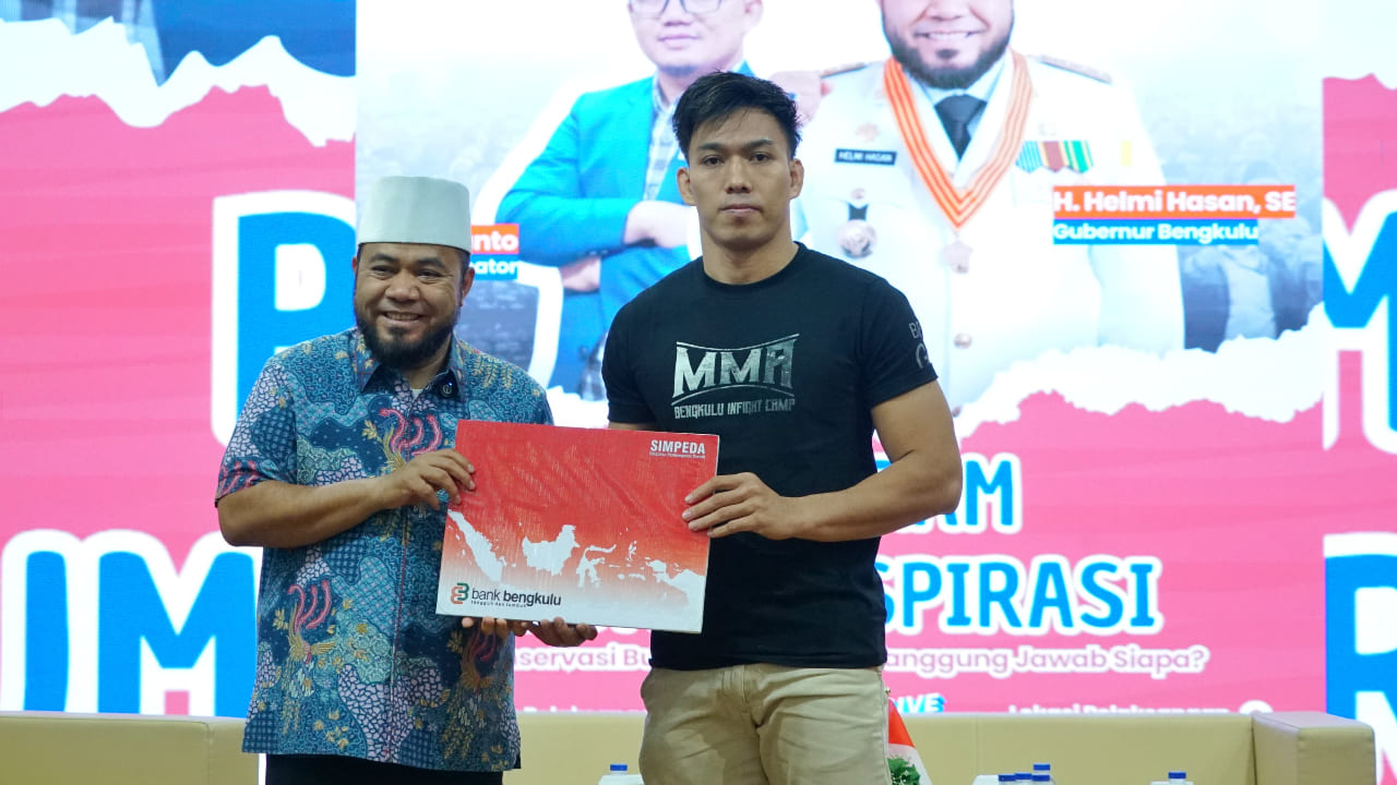 Petarung MMA Asal Bengkulu Deni Arif Fadhillah Terima Penghargaan dari Gubernur Helmi Hasan