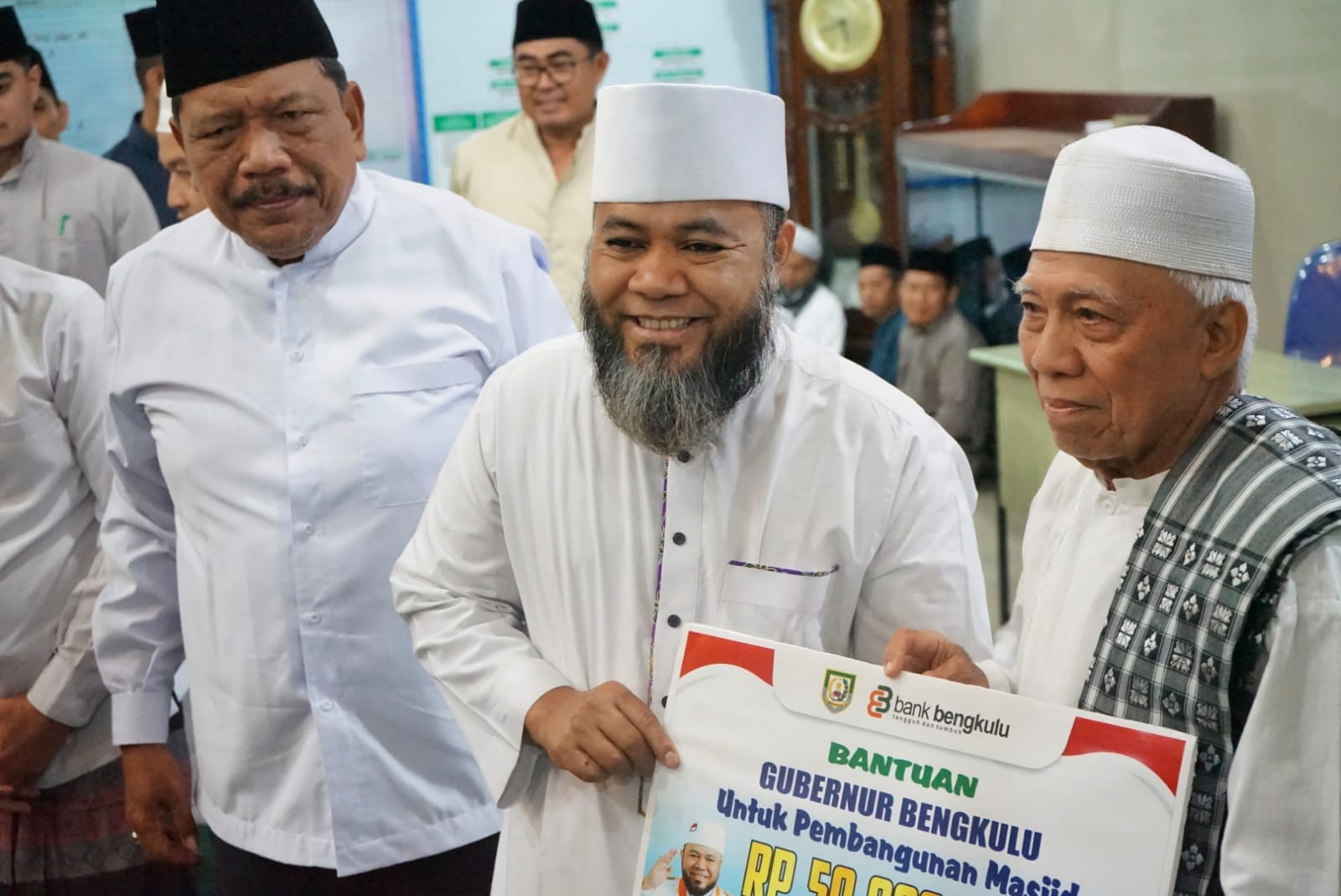 Safari Ramadan 1447 H, Helmi Hasan Salurkan Bantuan dan Siapkan Rp30 Miliar Atasi Banjir Rawa Makmur