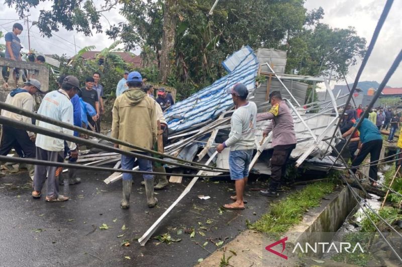Angin Puting Beliung Terjang Rejang Lebong, 30 Rumah Warga Sumber Urip Rusak