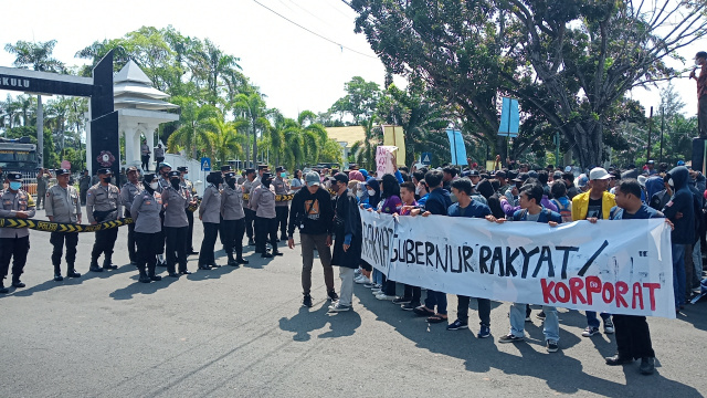 Koalisi Rakyat Pasir Besi Geruduk Kantor Gubernur Bengkulu, Desak Tambang Pasir Besi di Seluma Ditutup