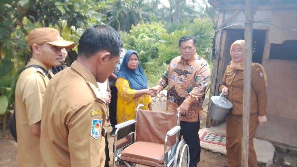 Pemkab Mukomuko Salurkan Kursi Roda dan Tongkat Ketiak untuk Penyandang Disabilitas