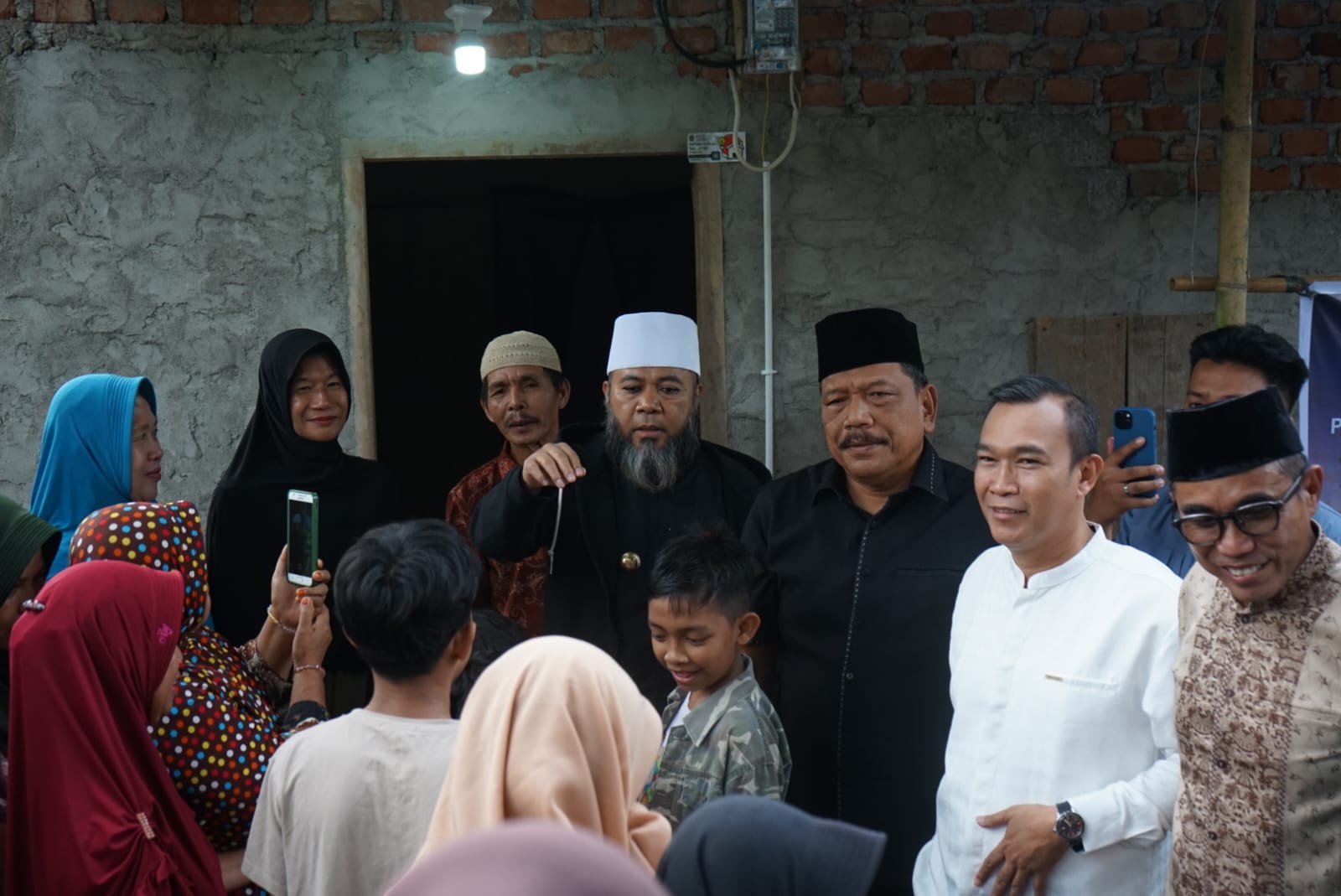 Helmi Hasan Tinjau Bantuan Pasang Baru Listrik 900 kWh untuk Warga Kepahiang