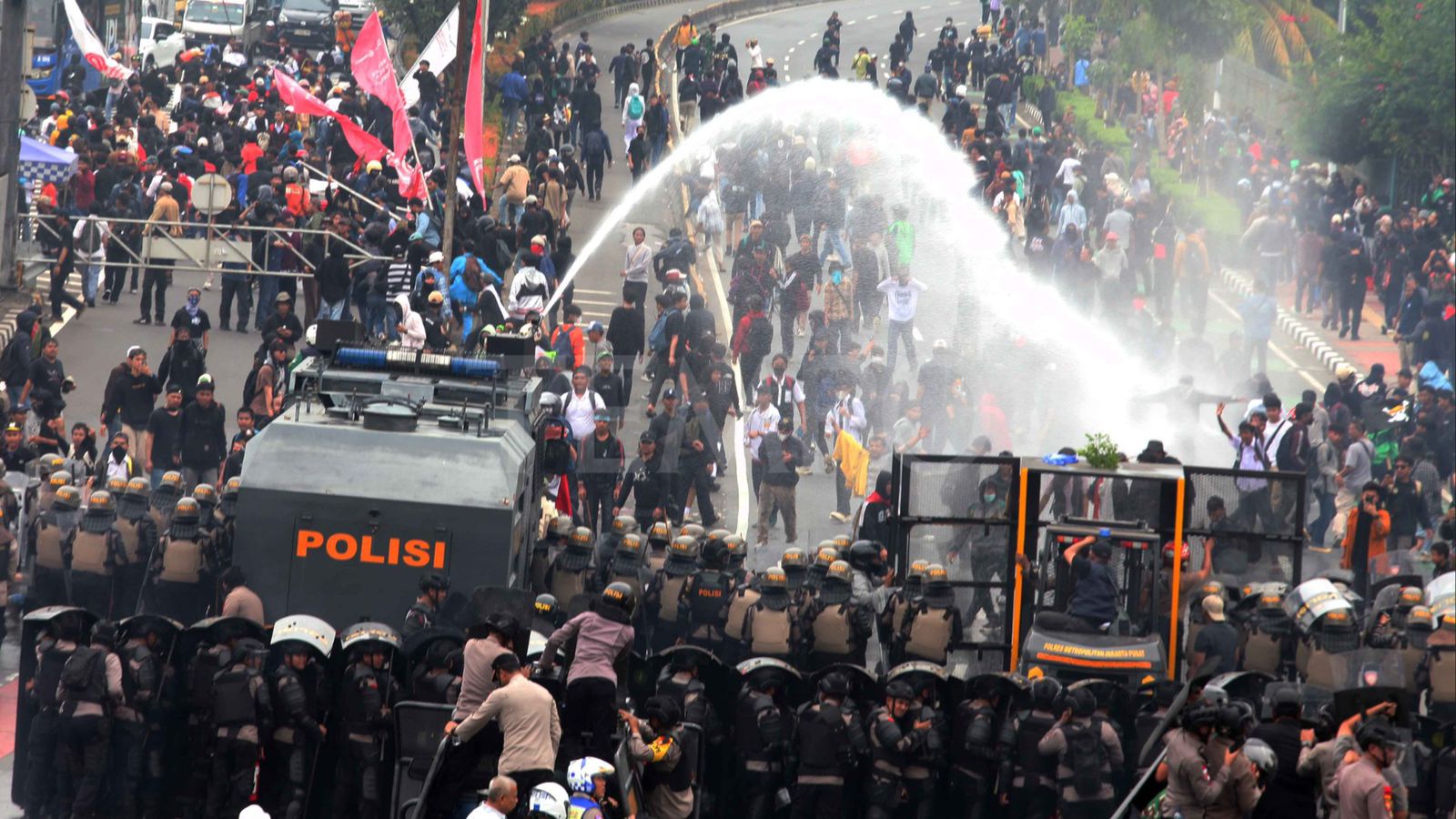 Aksi Demonstrasi di DPR Memanas, Polisi Kerahkan Water Cannon