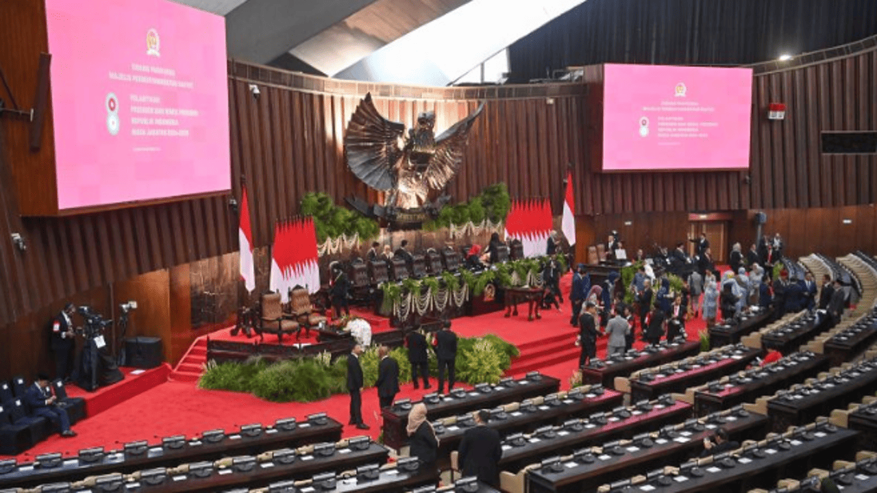 Kenakan Jas dan Kain Sentuhan Tradisional, Gibran Rakabuming Raka Tiba di Gedung Nusantara 