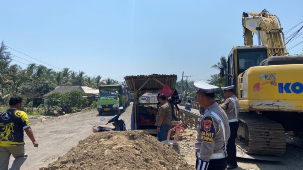 Akses Jalinbar di Pondok Kelapa Masih Buka Tutup, Antrean Kendaraan Mengular 