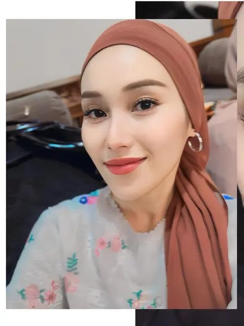 Tampil Cantik dan Stylish, Rekomendasi Hijab Kombinasi Warna Baju ala Ayu Ting Ting