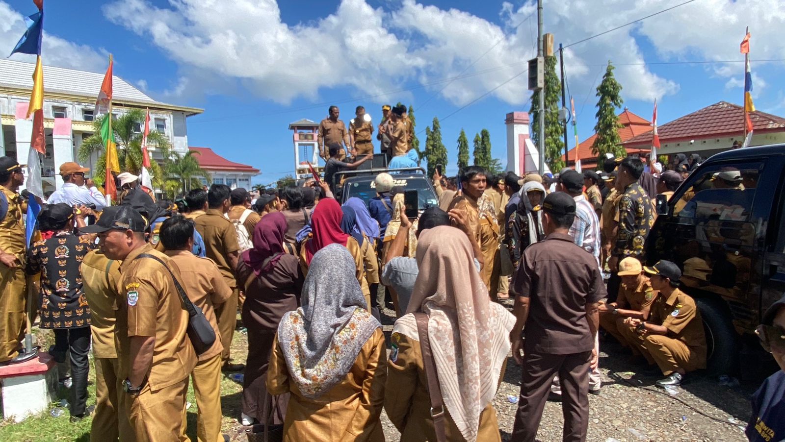 Aksi Demo Siltap Tertunda 6 Bulan, Bupati Pastikan Gaji Kades dan Perangkat Desa Cair Kamis