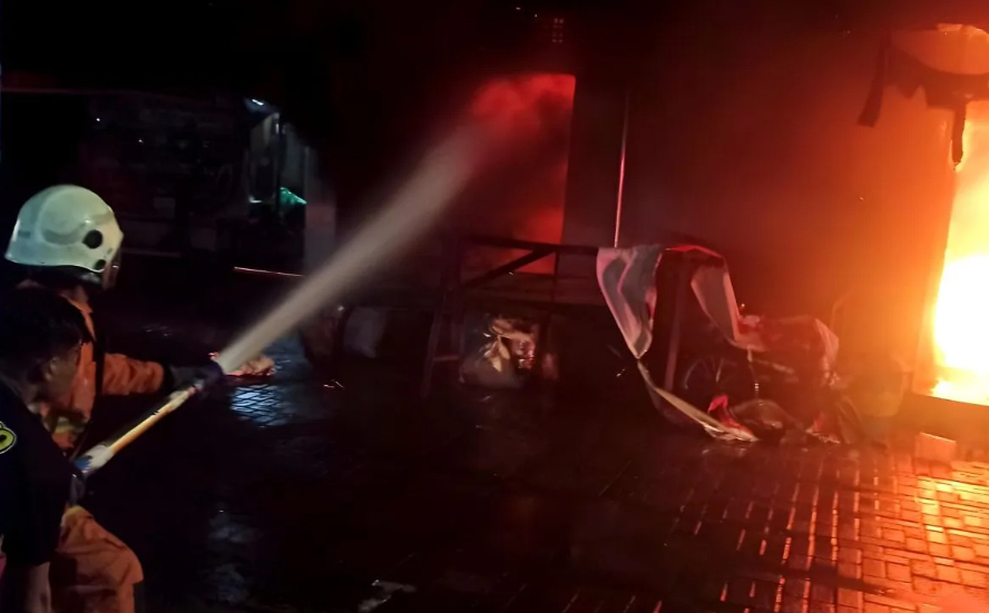 Tragis! Ayah dan Anak Meninggal Terjebak Kebakaran di Rumah Tiga Lantai Surabaya