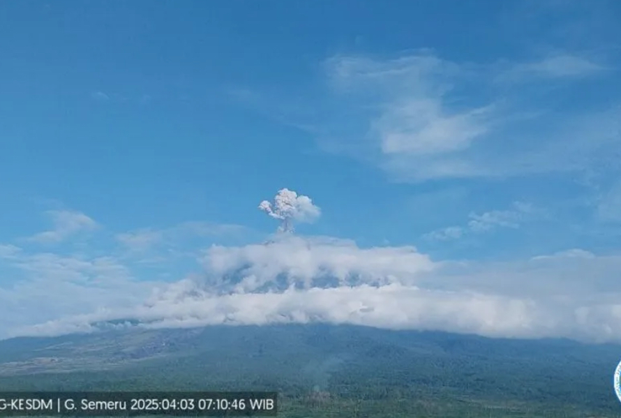 Gunung Semeru Erupsi, Kolom Letusan Mencapai 900 Meter di Atas Puncak