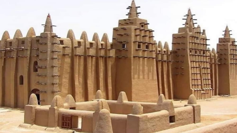 Unik! Dibangun Setahun Sekali, Masjid Djenne di Afrika Menggunakan Lumpur Sebagai Bahan Bangunannya