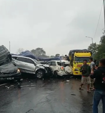 Kecelakaan Beruntun di Tol Cipularang KM 92, Sejumlah Kendaraan Ringsek dan Rusak Parah