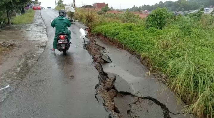 Jalan Ambles di Pekan Sabtu, Akses 3 Perumahan Terganggu