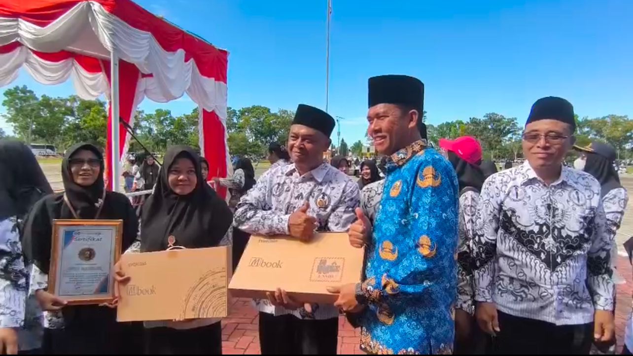 Hadiah Spesial HGN 2025, Pemkab Mukomuko Salurkan Program Satu Guru Satu Laptop