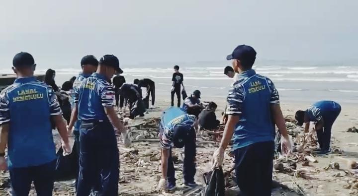 Kolaborasi untuk Bumi, Ratusan Peserta Terlibat Aksi Cinta Pantai di Pantai Panjang Bengkulu