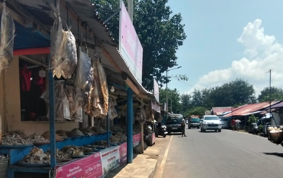 Cuaca Buruk Tak Halangi Pedagang Ikan Kering di Bengkulu Jaga Stok