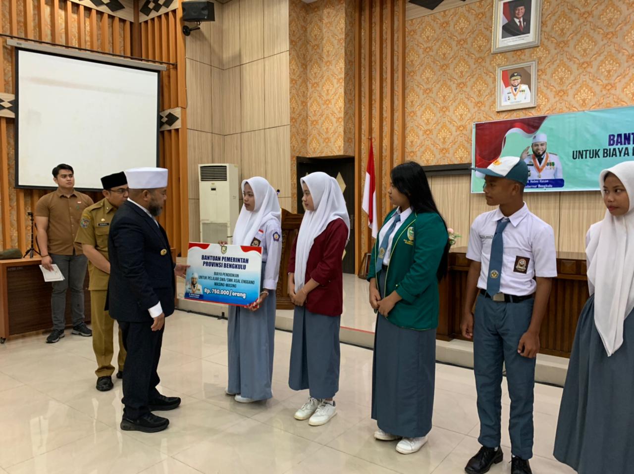 Mahasiswa dan Siswa Enggano Dapat Bantuan Pendidikan, Gubernur Helmi Hasan Berikan Secara Simbolis