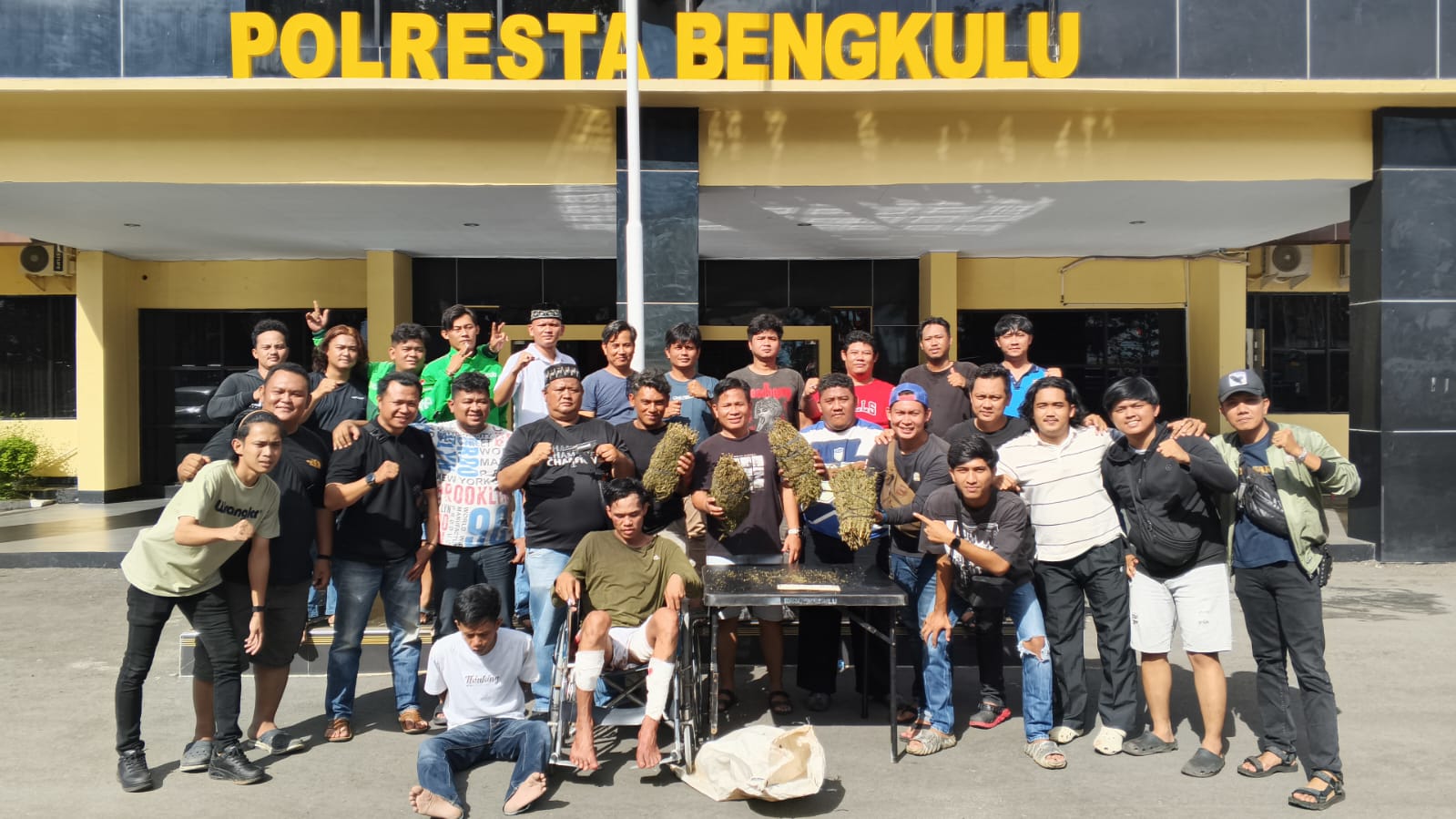 Dramatis! DPO Curanmor Tabrak Mobil Polisi dan Todongkan Senpi, Diringkus Bersama 4 Kg Ganja