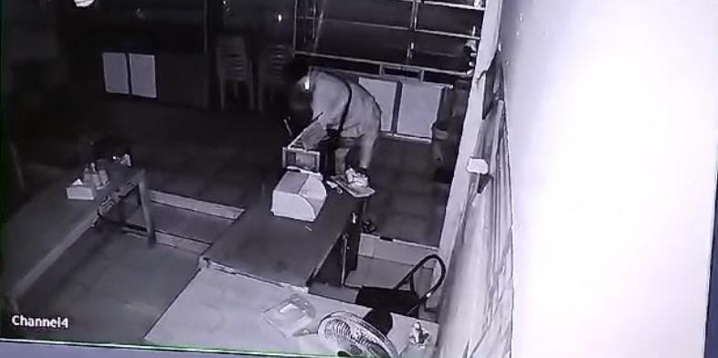 Cuma Modal Obeng, Pria Terekam CCTV Nekat Curi Uang dalam Kotak Amal