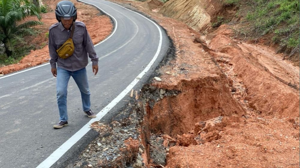 Jalan Menuju Perkantoran Renah Semanek Amblas Diduga Karena Ini, Padahal Baru Selesai Dibangun