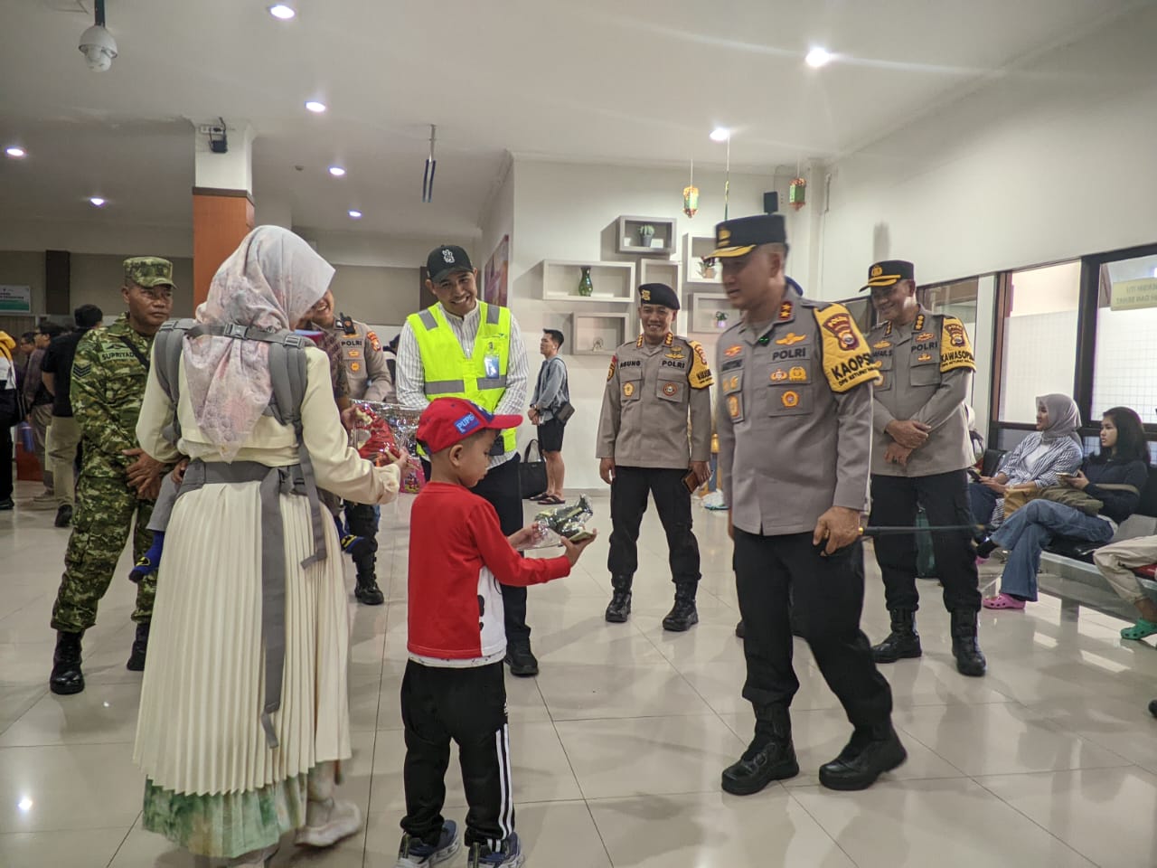 Pantau Arus Mudik Lebaran di Bandara, Kapolda Bengkulu Sapa Penumpang dan Bagi Mainan