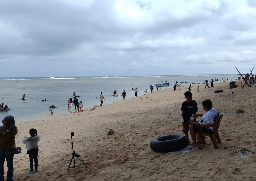 Kapolres Kaur Tegaskan Larangan Berenang di Pantai, Wisatawan Masih Bandel