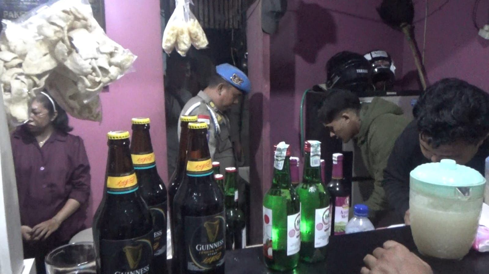 Polisi Bengkulu Sita Puluhan Botol Miras dari Razia Hiburan Malam