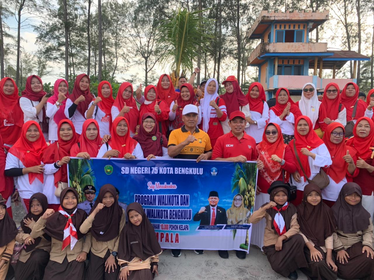 Wali Kota Dedy Wahyudi Ajak Pelajar dan Guru Tanam Pohon Kelapa di Pantai Panjang