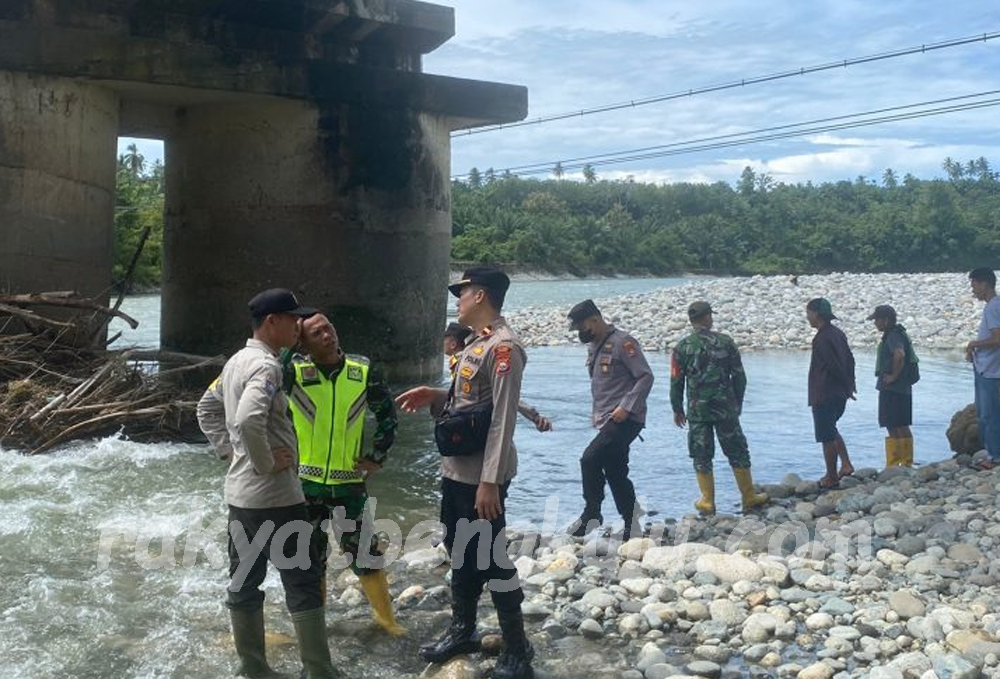Wanita Hanyut di Sungai Padang Guci Sempat Dipeluk Erat Suami, Lalu...