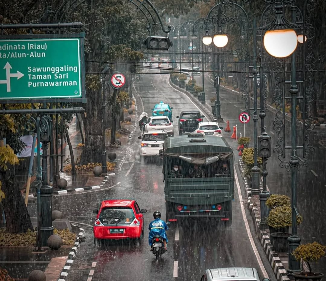 Prakiraan Cuaca BMKG: Hujan Turun di Kota Besar, Waspadai Potensi Petir!