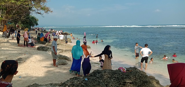 Pantai Cuko dan Pengubaian Ramai Pengunjung