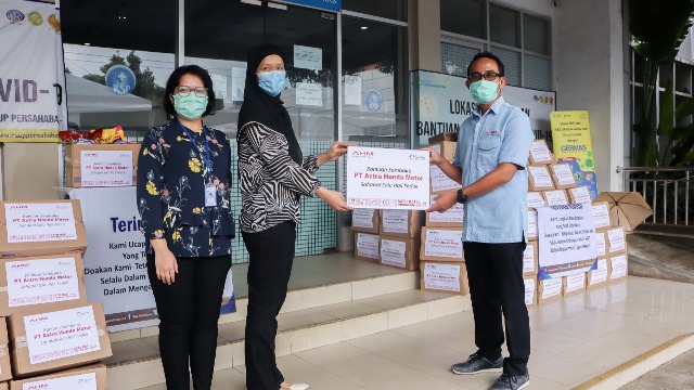 Salurkan Bantuan Tahap Ketiga, AHM Bagi 990 Sembako untuk Pendukung Petugas Medis