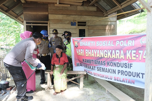 HUT Bhayangkara, Polres BS Bagi Sembako