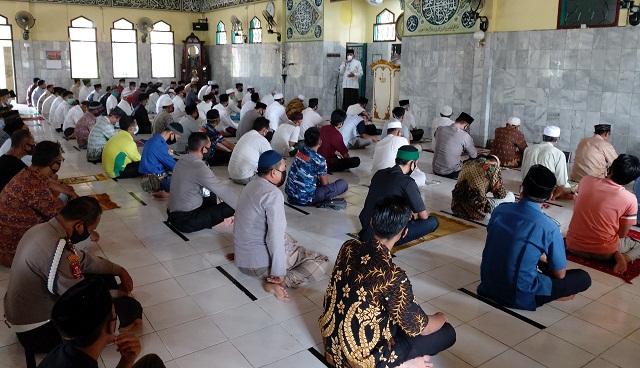 Masjid Siagakan Cek  Suhu dan Jaga Jarak Saat Salat Jumat