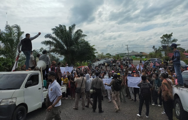 Ratusan Warga 3 Desa  Menggelar Aksi Demo