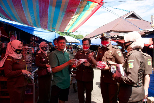 Jaksa Bagi-bagi  Masker ke Pasar