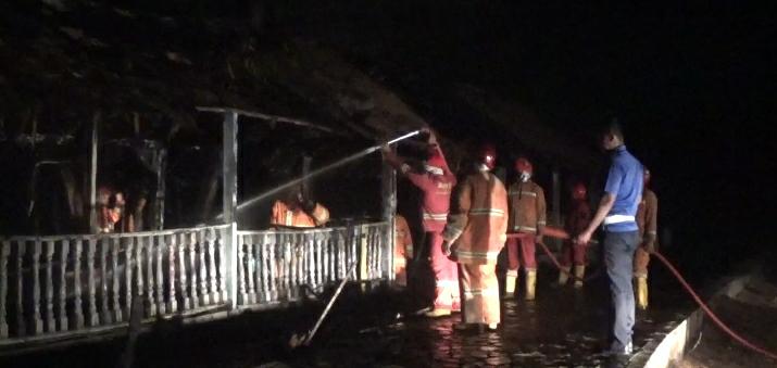 Si Jago Merah Hanguskan Pondokan di Pantai Panjang