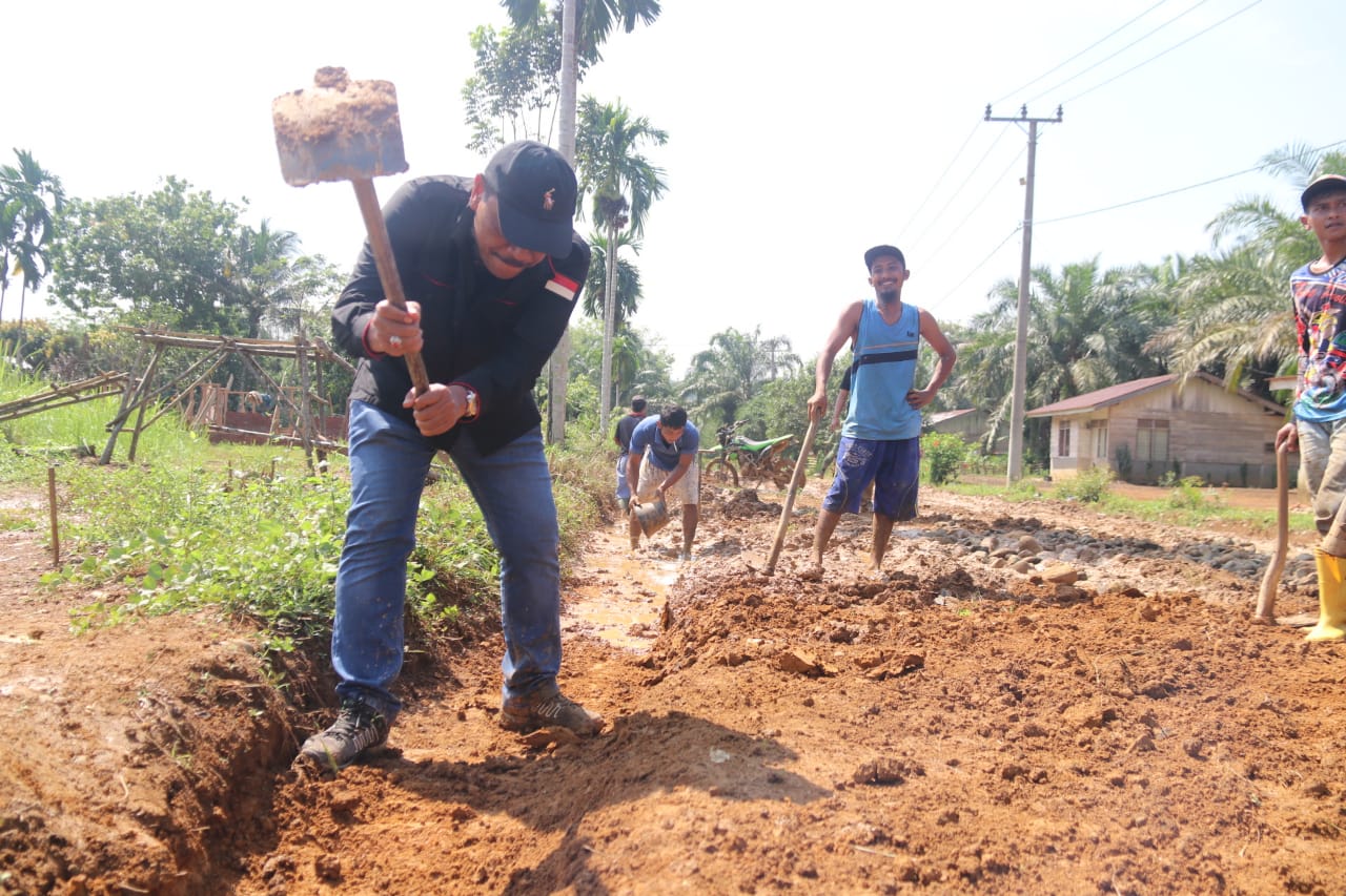 Di Tangan Mian, Akses Desa Terisolir Mulai Terbuka, Mian: Ke Depan Jangan Ada Lagi Jalan Menuju Desa dengan Ra