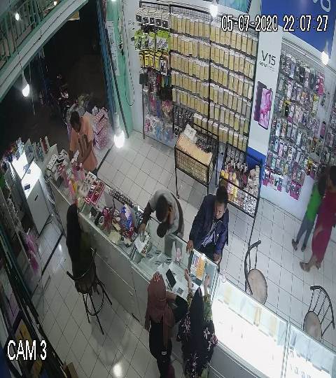 Modus Belanja di Counter Bawa Kabur Handphone, Maling Terekam CCTV